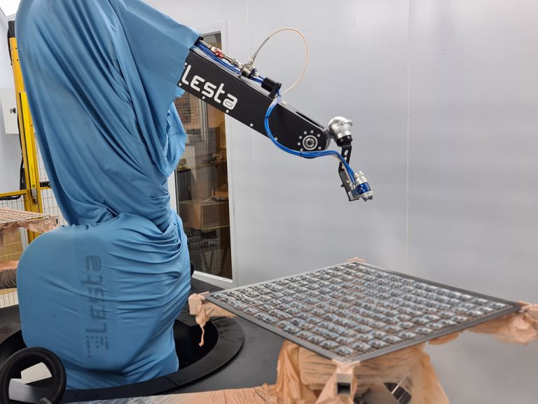 Scocche o carene in plastica per moto e automotive verniciate in automatico in impianti con robot per la finitura industriale Lesta