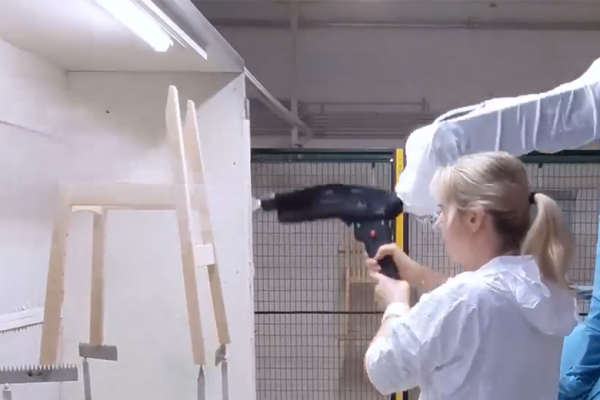 IL BRACCIO robot per la verniciatura in autoapprendimento più LEGGERO