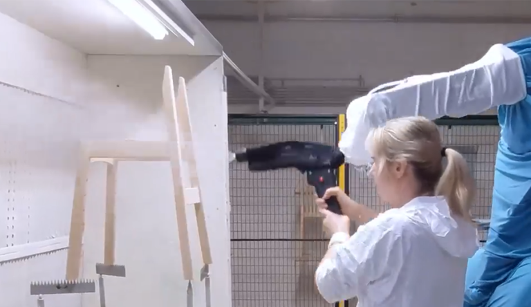 IL BRACCIO robot per la verniciatura in autoapprendimento più LEGGERO
